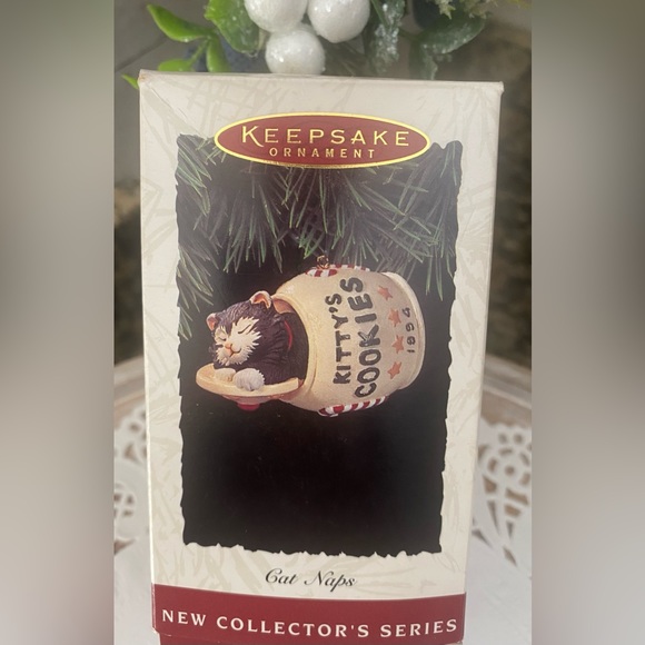 🎄 HALLMARK KEEPSAKE COLLECTIBLE  ORNAMENT. RETIRED. DATED 1994. “CAT NAPS” 🐱 - Picture 5 of 9